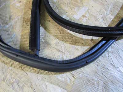 BMW Front Door Seal Weather Stripping (Left or Right) 51727122433 E60 525i 528i 530i 535i 545i 550i M52